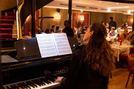 diner spectacle avec piano et chants, restaurant musical paris